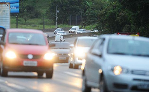 Aplicação de multas para motoristas com faróis desligados durante o dia nas rodovias volta a valer